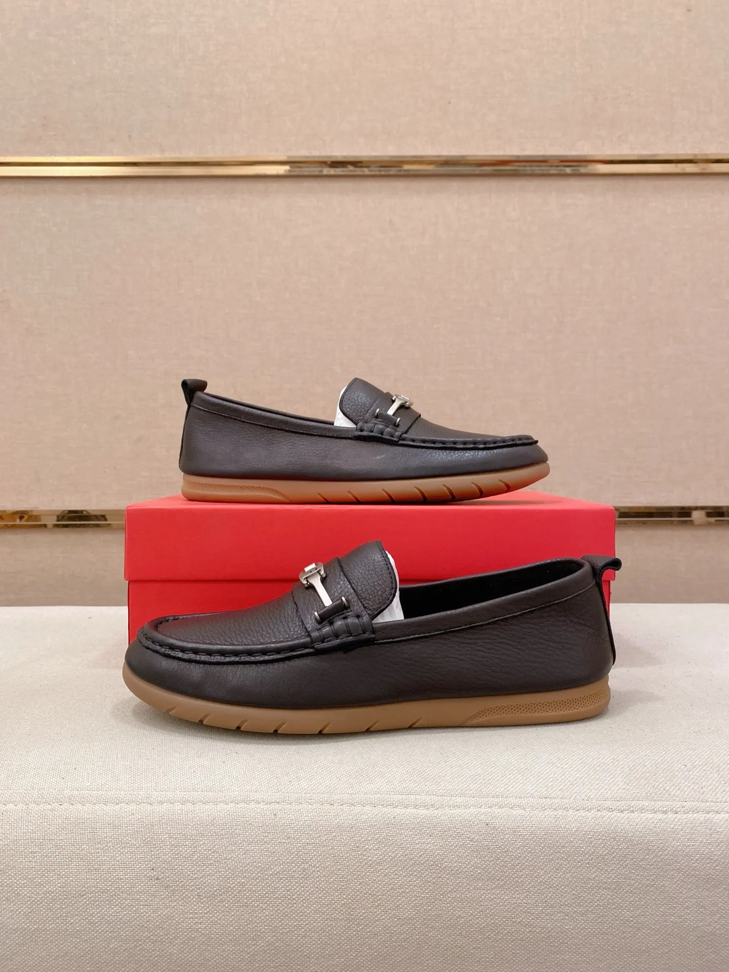Factory price 500💰 Original Ferragamo men's shoes! The world's top brands...Luxury quality...//Fashion and high-end footwear 👍💪🏻...give you a low-key luxury comfort experience👍. The upper is made of pure Italian imported original cowhide and sweat-absorbent sheepskin lining. It is comfortable and breathable, high-end and classy... luxurious and noble!! .. OEM factory shipment [Hug] stall.. Original board. Welcome to taste..38--44.